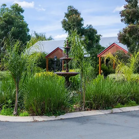 Perricoota Vines Retreat Hotel Moama Exterior photo