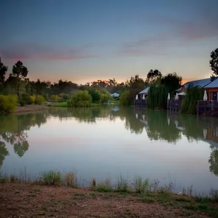 Perricoota Vines Retreat Hotel Moama Room photo