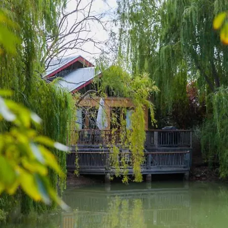 Perricoota Vines Retreat Hotel Moama Exterior photo