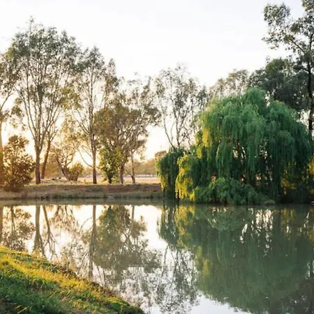 Perricoota Vines Retreat Hotel Moama Exterior photo